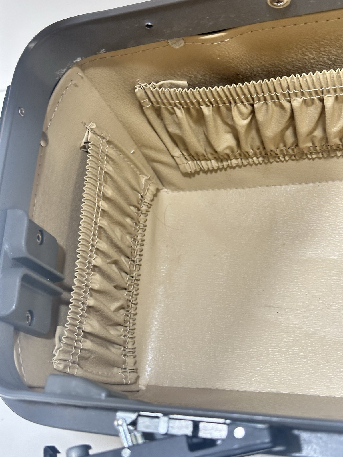 Vintage Samsonite Series 3600 Travel Hard case Makeup No Key Gray