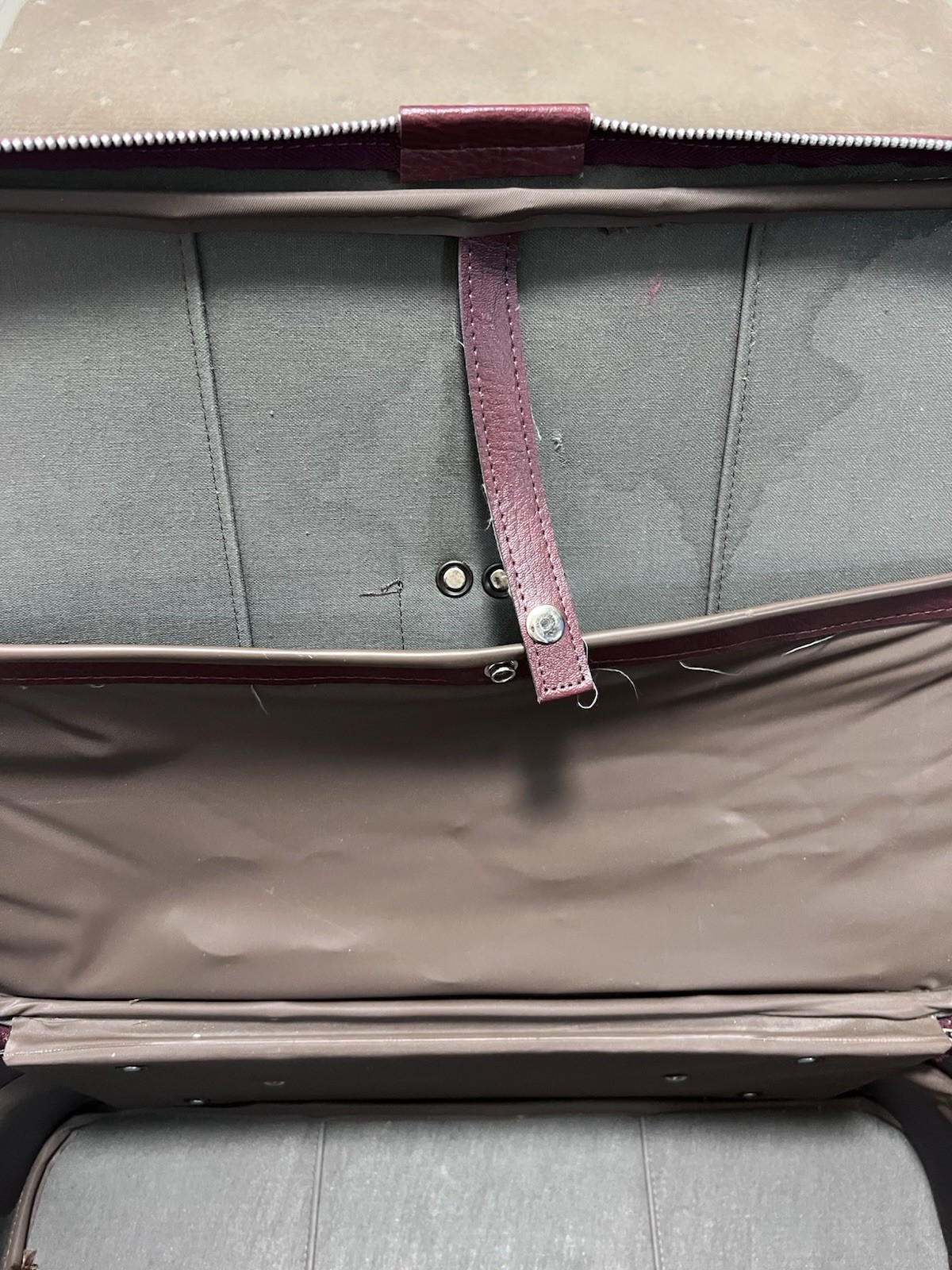 Vintage 1970s SUITCASE DURABLE Vinyl/Naugahyde w/Buckle BURGUNDY Korea 22x16x8″