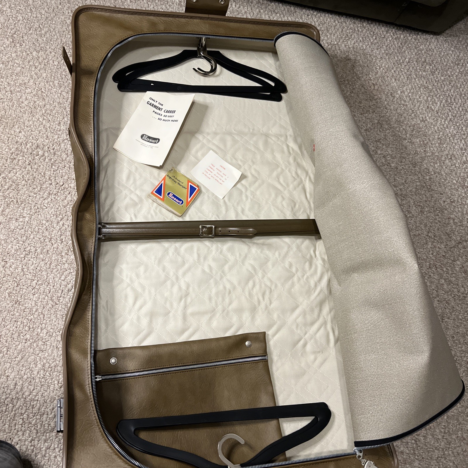 1970’s Vintage American Tourister Escort Tan Style 6044 Men’s Garment Carrier