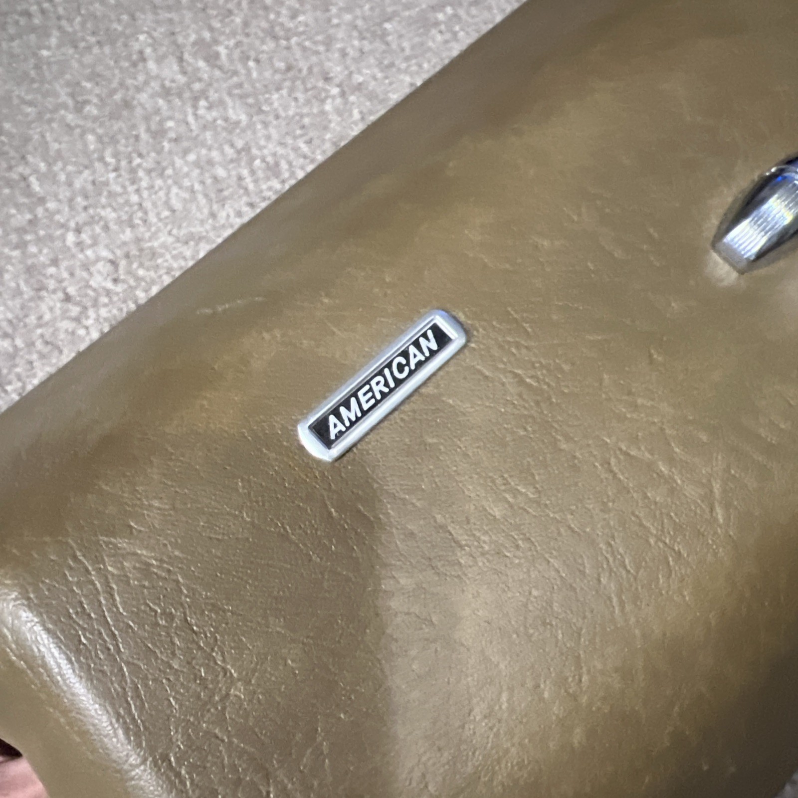 1970’s Vintage American Tourister Escort Tan Style 6044 Men’s Garment Carrier