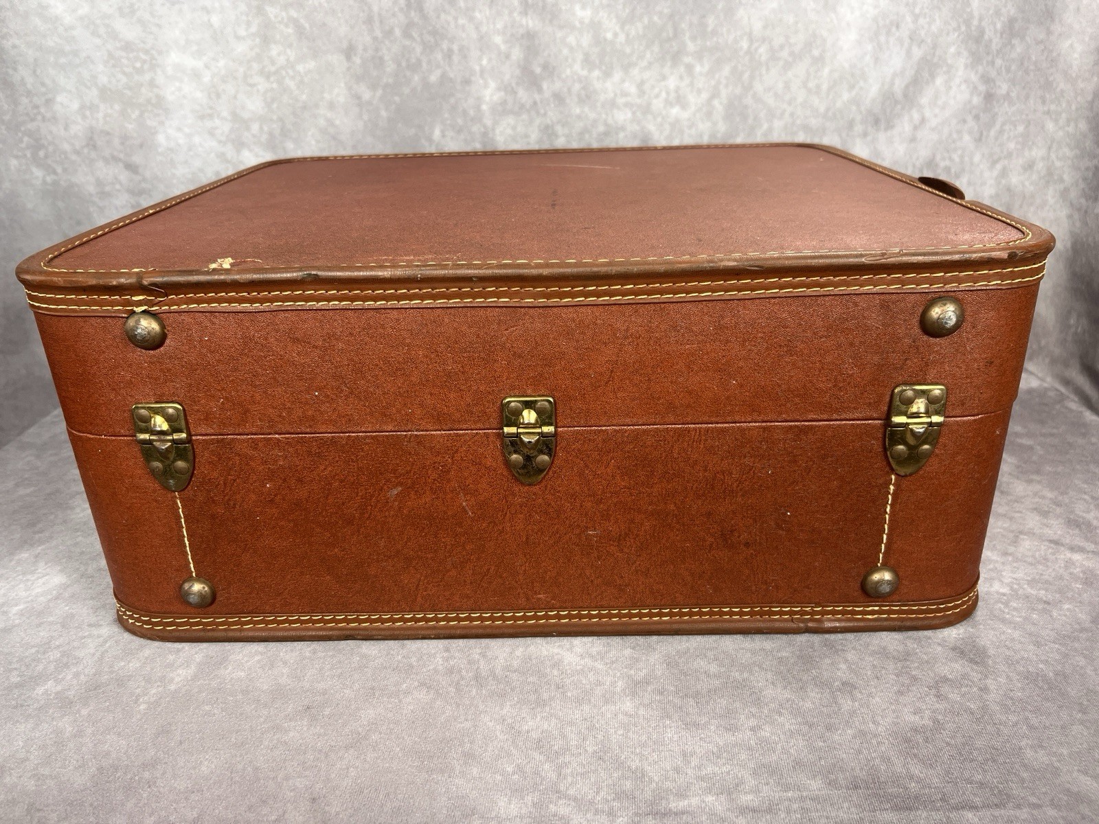 Vtg JC Higgins Ladies Hard Shell Fine Luggage Train Large Suitcase Brown No Key