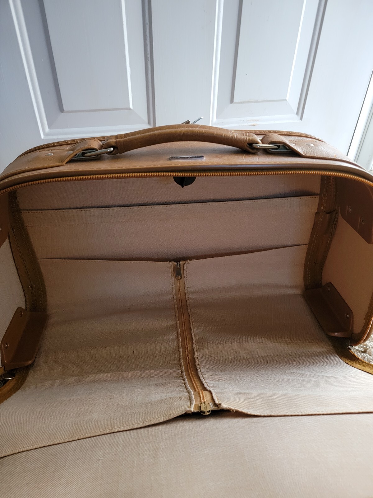 Samsonite Silhouette Travel Bureau Luggage Vintage Suitcase Tan Medium Size