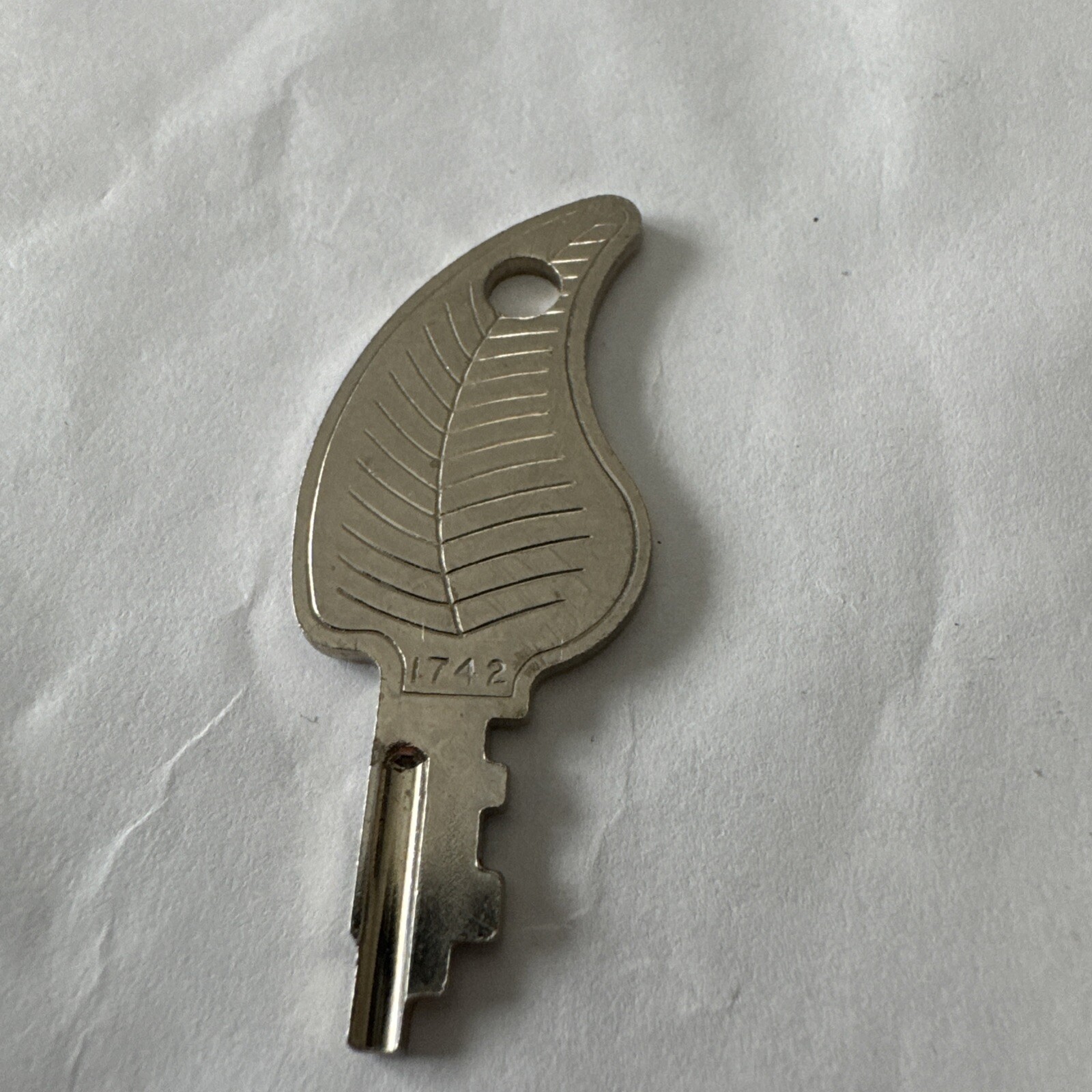 Vintage Presto Feather Lite Luggage Train Case Suitcase Key Silver Feather #1742