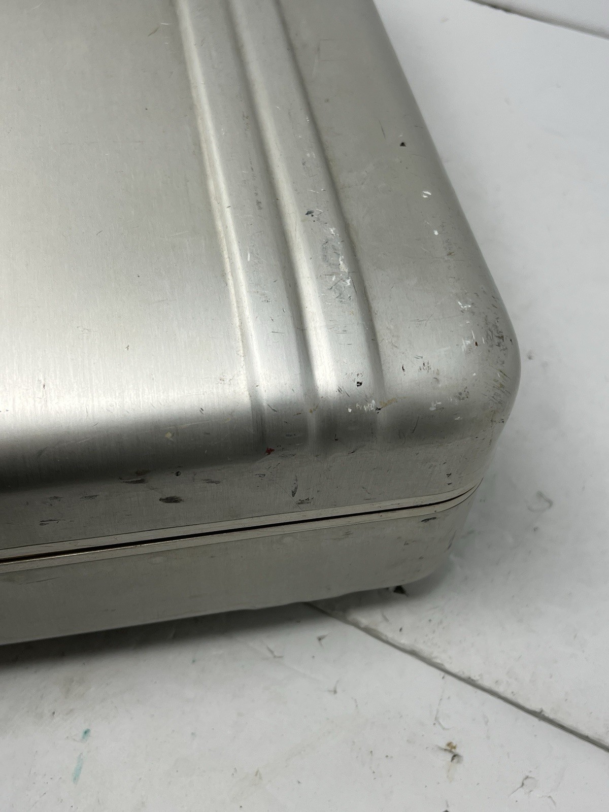 Halliburton Aluminum Travel Suitcase 18″ x 13″ x 6″ Missing Handle No Key