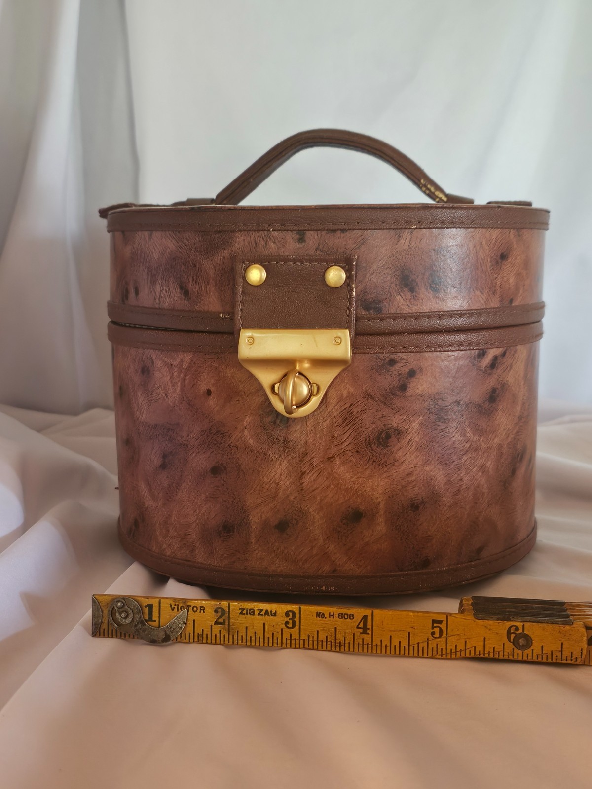 vintage osterich leather like makeup case gold toned latch