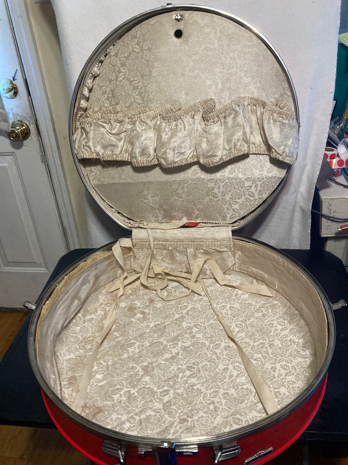 Vintage American Tourister Tiara Round Hat Box Luggage 20″ Suitcase Red Case