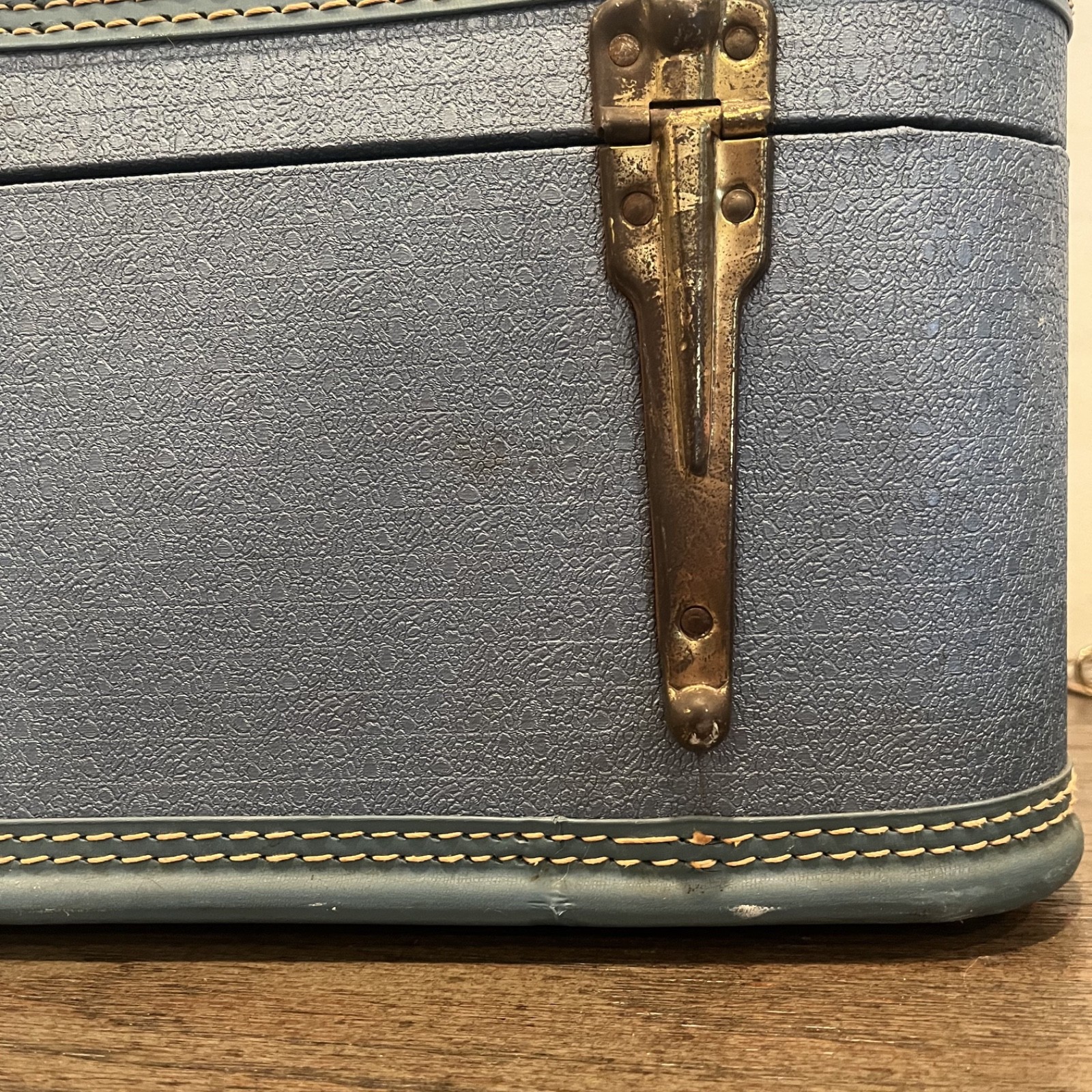 Rare First Lady 1960’s Blue Train Case Pebbled, Pink Interior Riveted No Key
