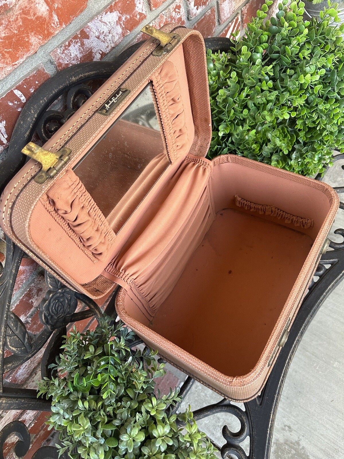 Vintage Amelia Earhart Train Case; Peach Tan; Drk Peach Int W/Mirror;Locks W/Key