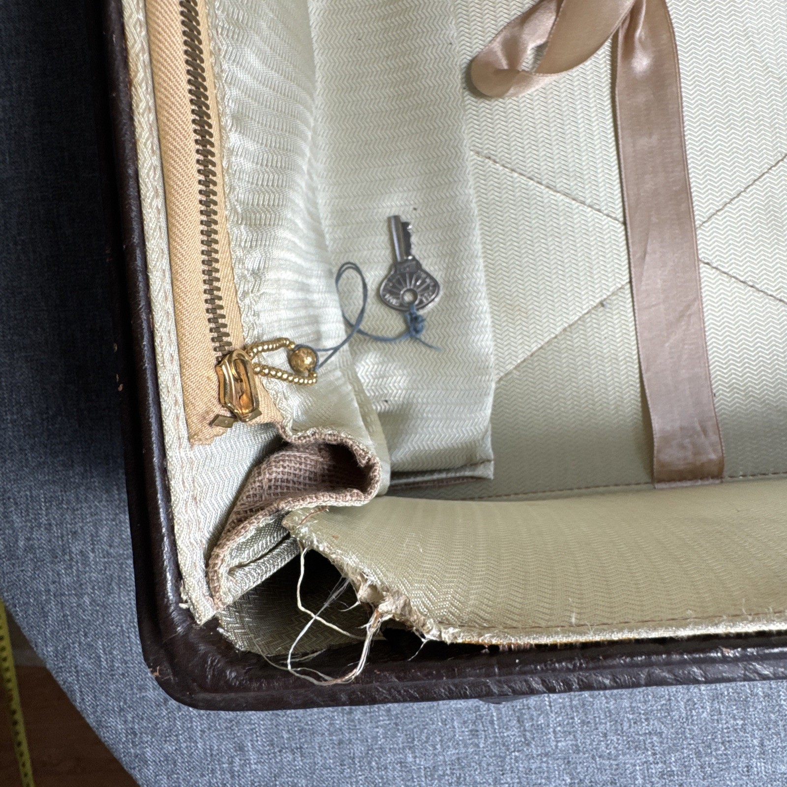 Antique ABC Pebbled Leather Suitcase BAKELITE Handle Cream Interior w/ KEY Wow!