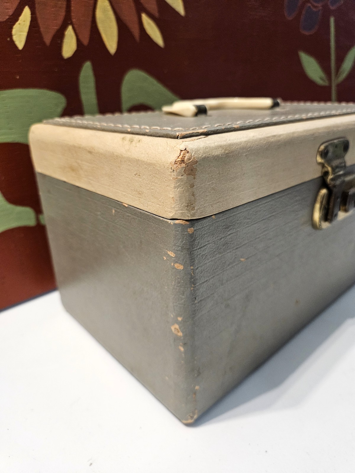Vintage Train Vanity Make-Up Travel Gray Hard Case 11x6x6- No Key