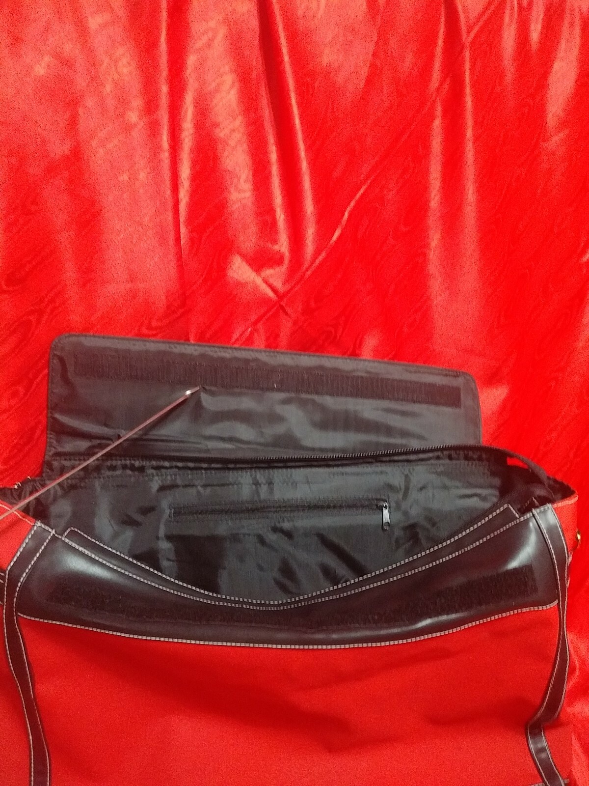 UNBRANDED RED/ BLACK TRIMMED TRAVEL TOTE BAG PRE-OWNED