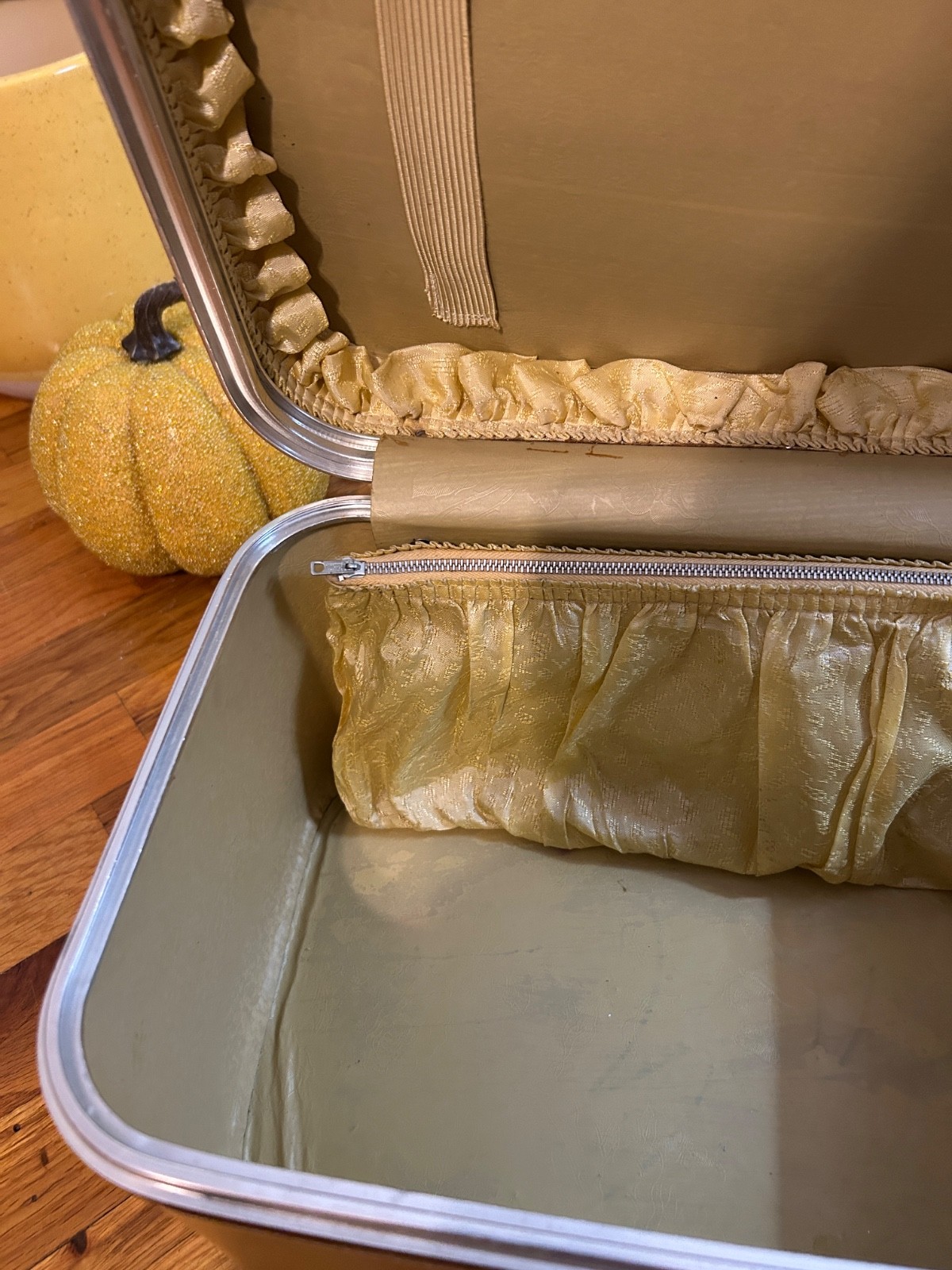Vintage Luggage 1960s-70s Sears Featherlite Train Case Light Golden Yellow