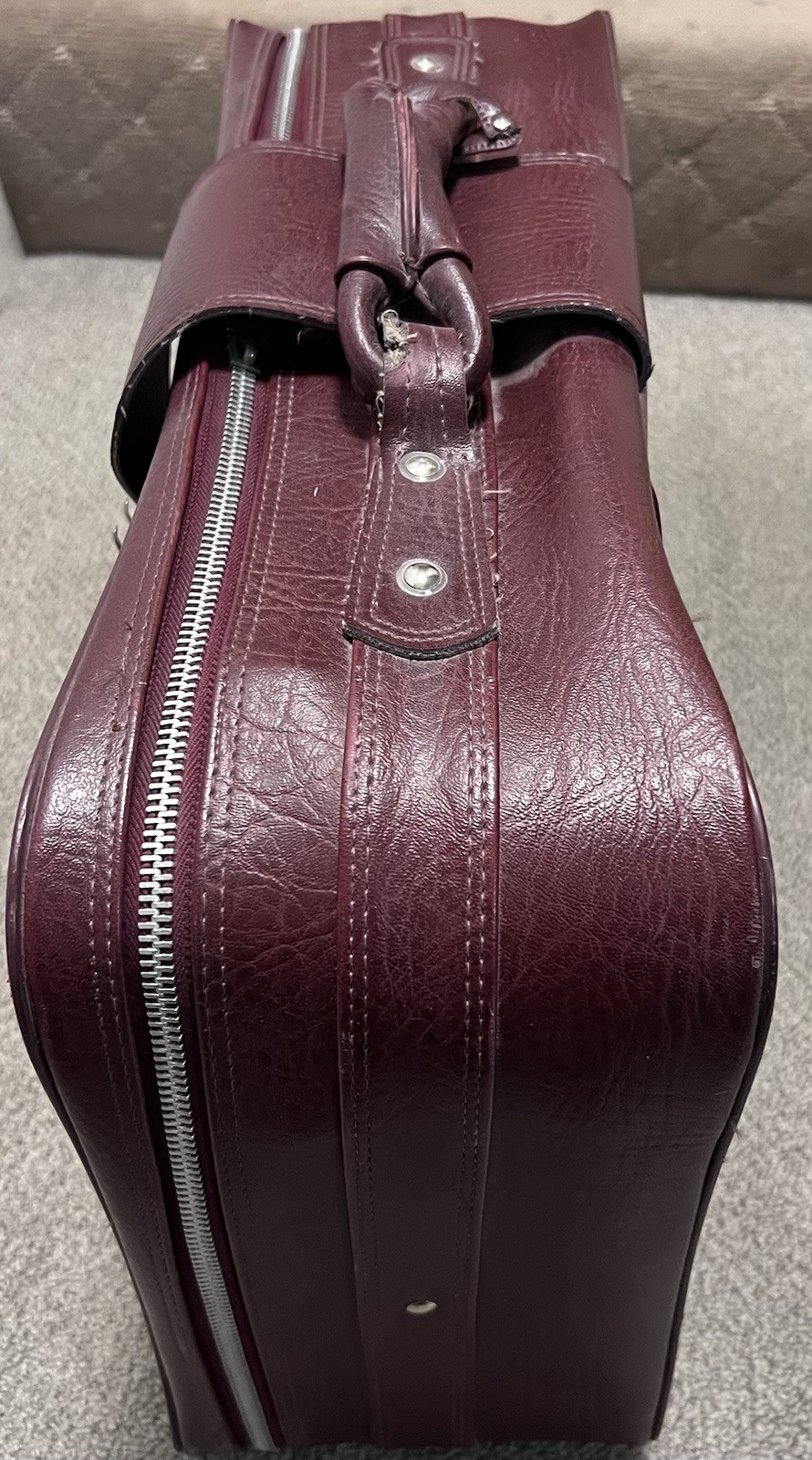 Vintage 1970s SUITCASE DURABLE Vinyl/Naugahyde w/Buckle BURGUNDY Korea 22x16x8″
