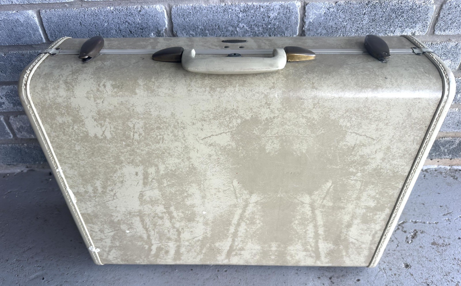 Vintage Samsonite Suitcase USA Shwayder Bros Ivory Hard Case 21”