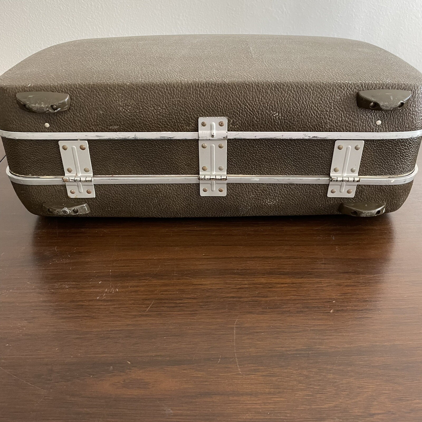 Vintage Royal Traveller hard case shell luggage suitcase brown 18.5×17″ medium