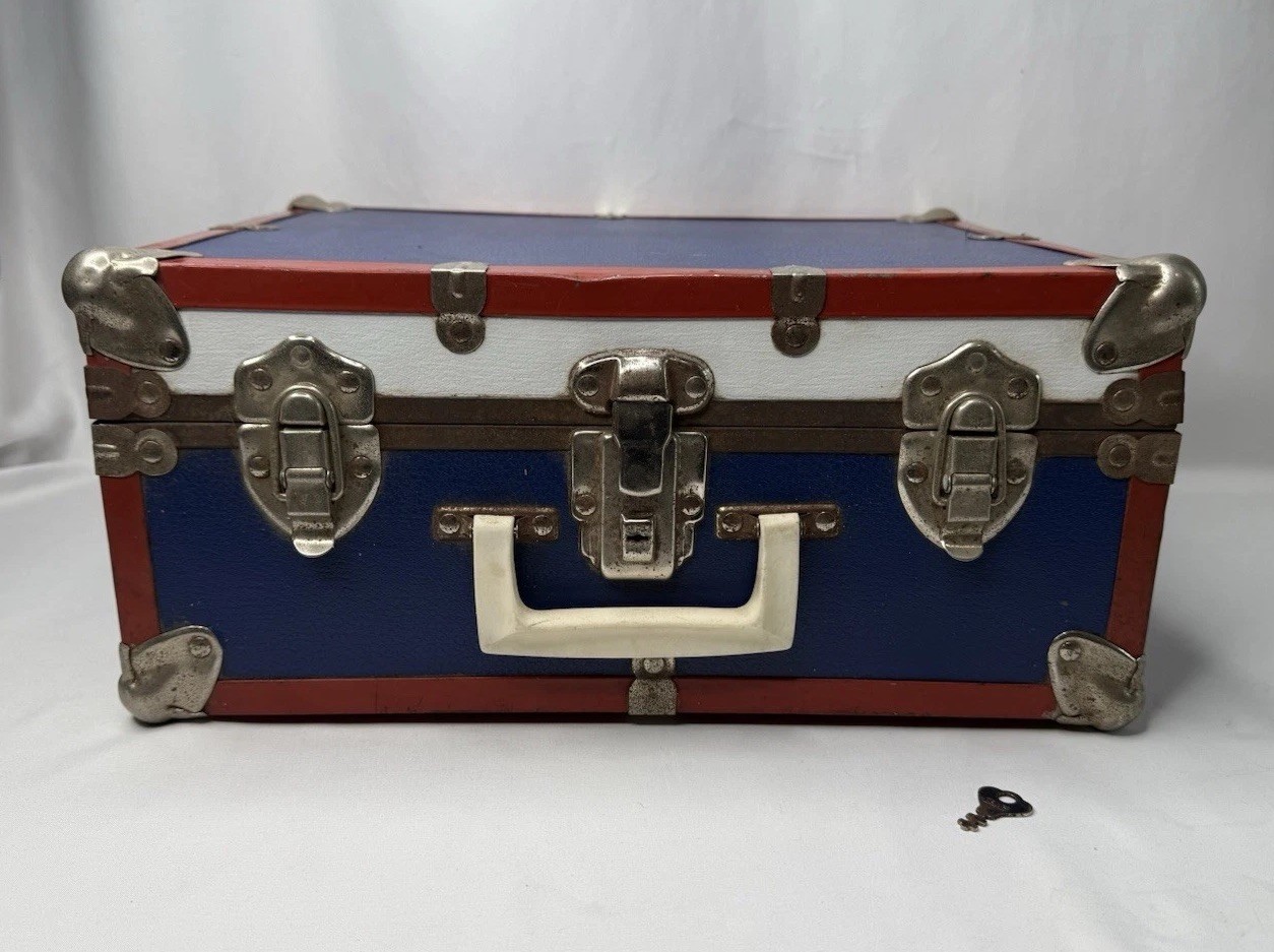 VINTAGE FOOTLOCKER STEAM TRUNK MILTARY HARD METAL LEATHER CASE PROP ORIGINAL KEY