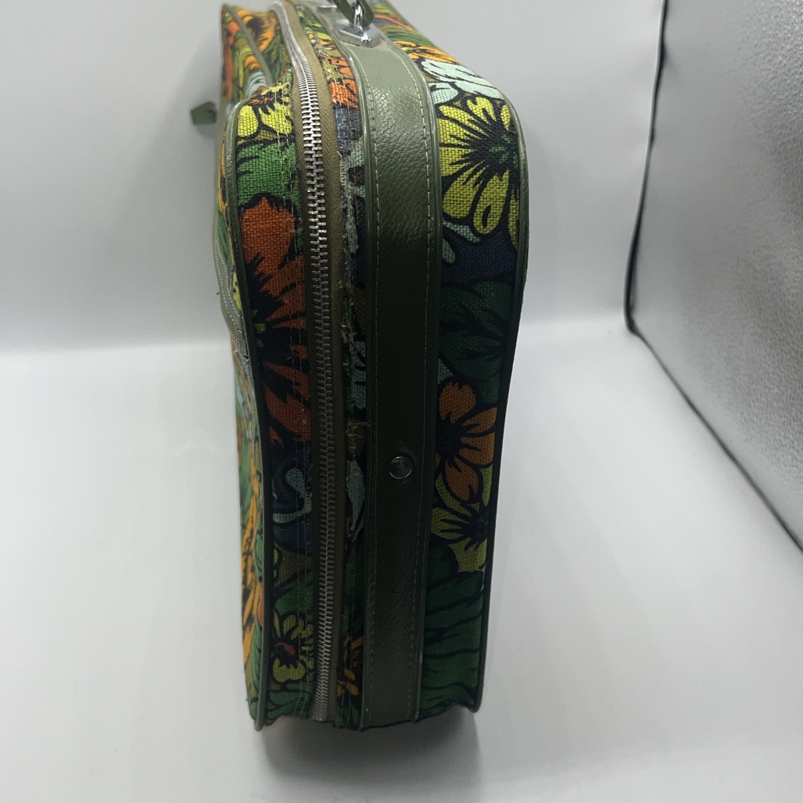BANTAM TRAVELWARE Vtg 1960’s Fabric/canvas Floral Suitcase Retro