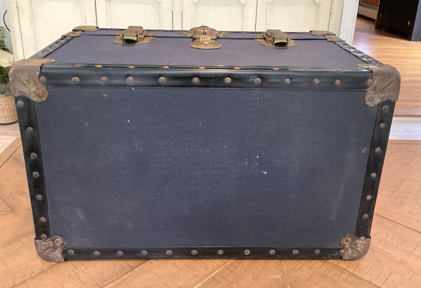 Vintage c. 1960 Leigh Luggage LTD England Blue Trunk Style Luggage 20″x14″x12″
