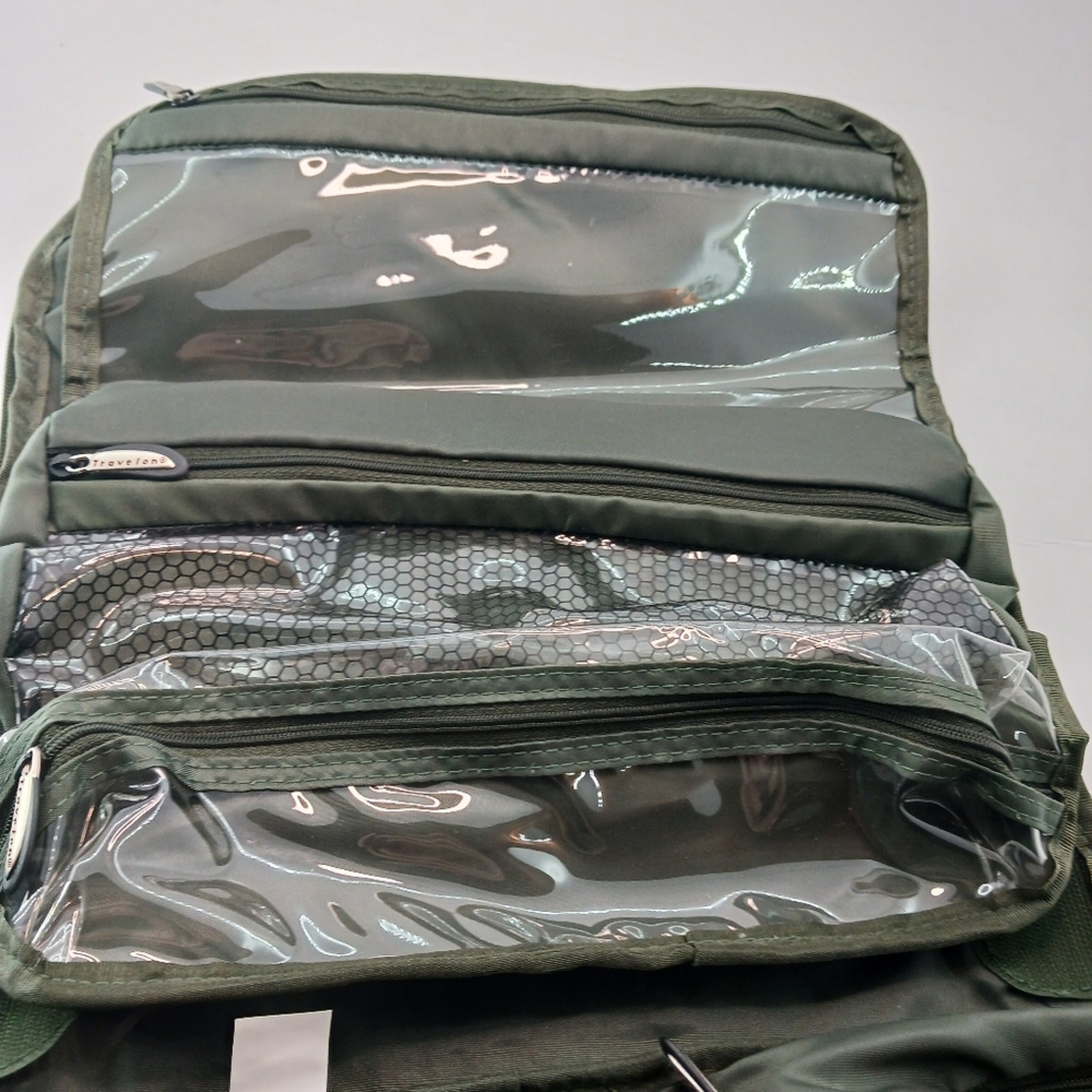 Travelon Troiletry Bag Green Zipper Closure Pockets Vinyl Travel Carry On NWOT