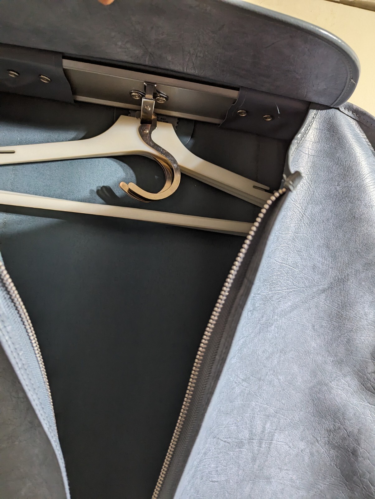 American Tourister Garment Bag Marbled Blue With Original Hangers VINTAGE RARE!!