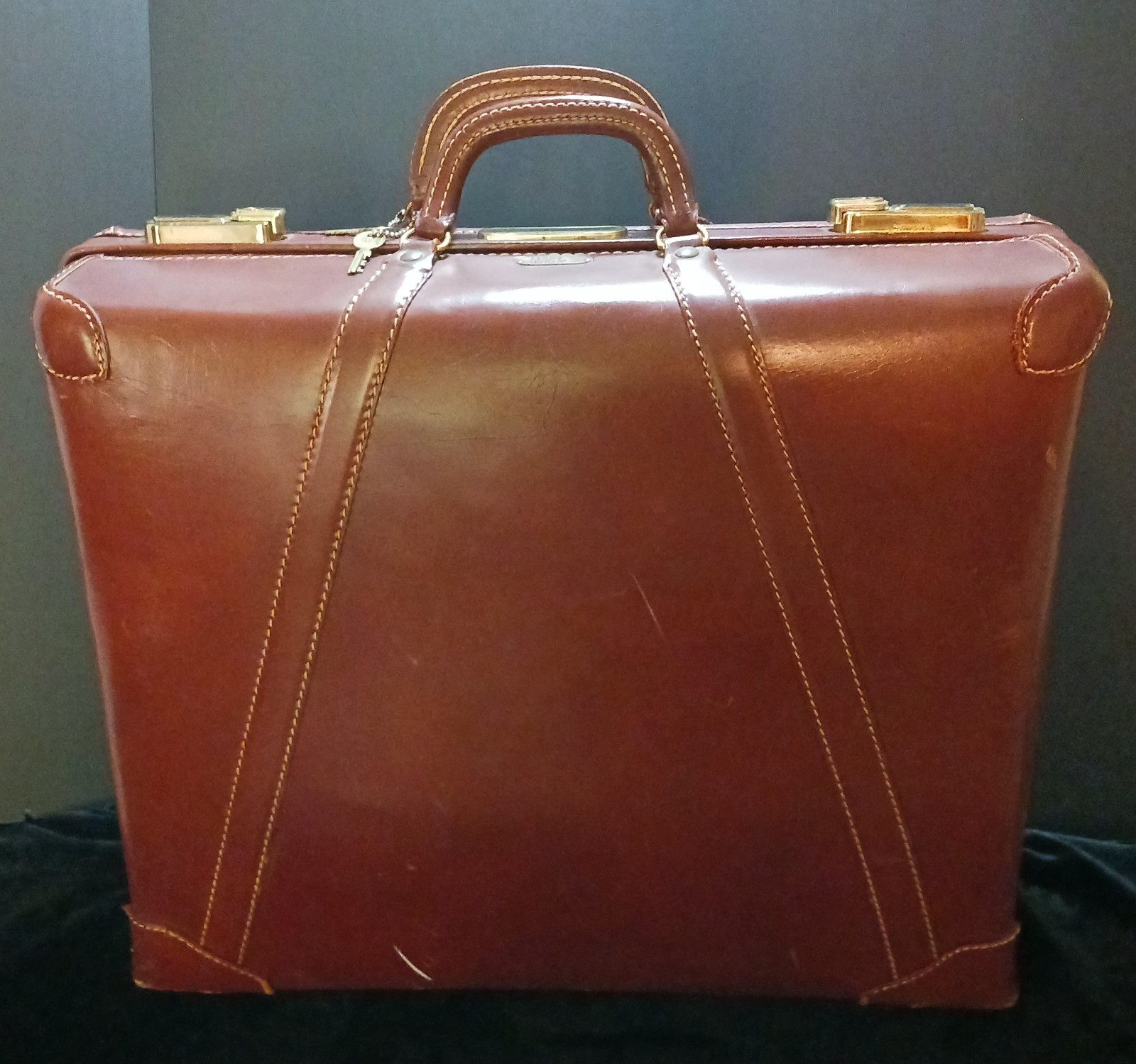 Lord Ashley Luggage Leather Large Compartments H 18” X W 21” X D 6 1/2″ 2 Keys