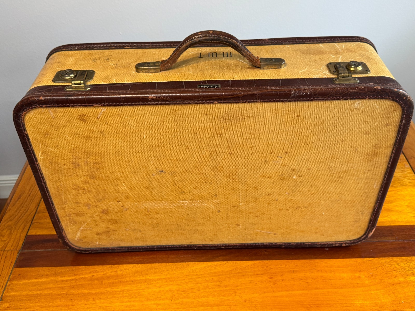 AMELIA EARHART LUGGAGE SUITCASE WITH KEYS FOR LOCKS – 24×14.5″ -TRAVEL -AIRPLANE