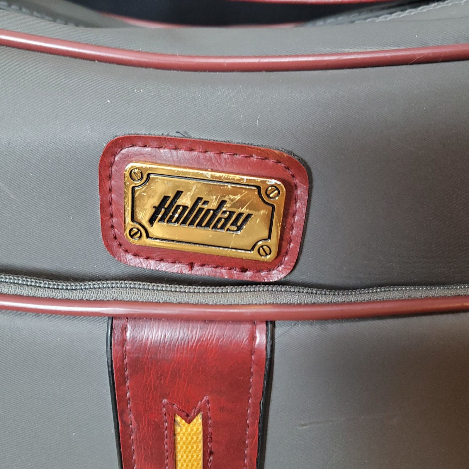 Vintage Monarch – Holiday Travel Bag Gray & Red Faux Leather Adjustable Strap