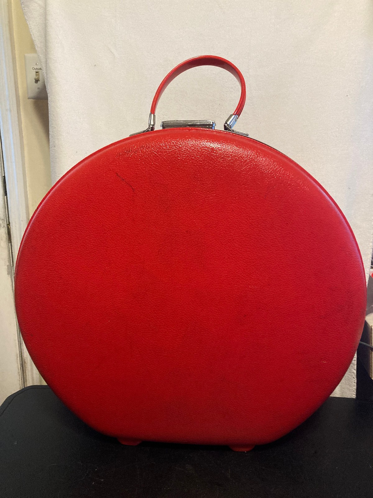 Vintage American Tourister Tiara Round Hat Box Luggage 20″ Suitcase Red Case