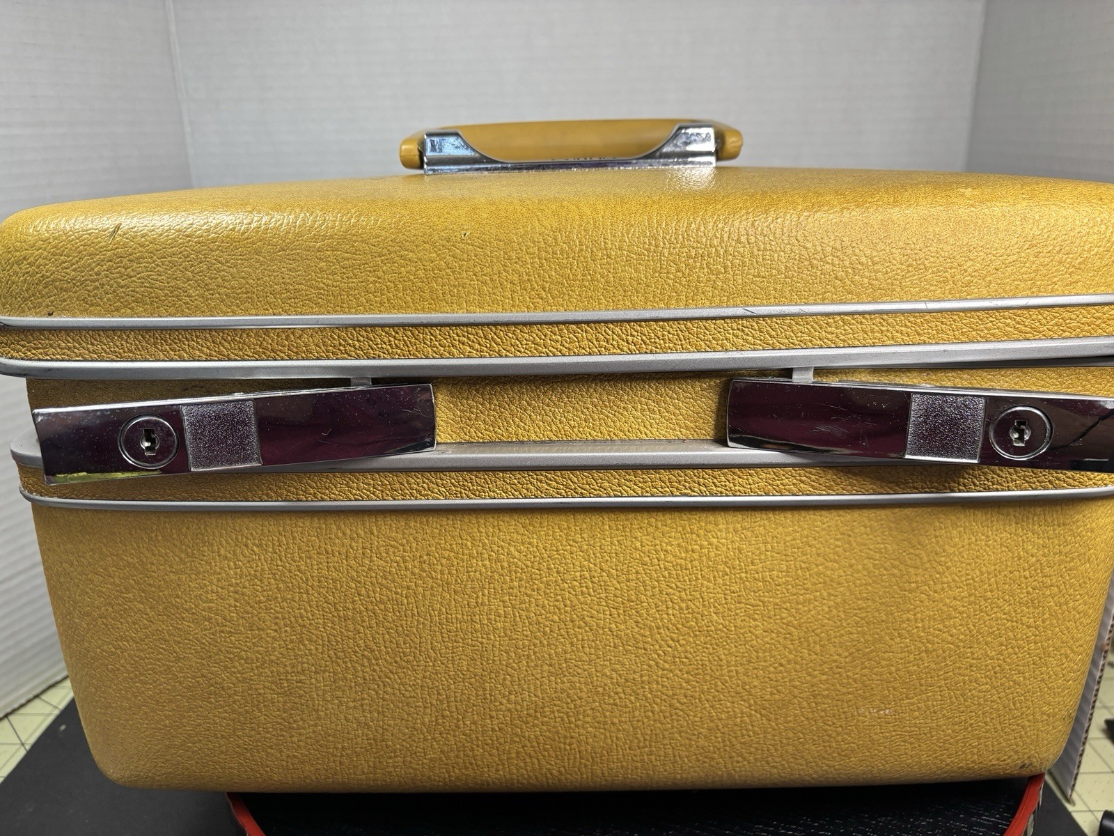 Vintage Mustard Samsonite Sears Courier Train Case Still Have The Key!