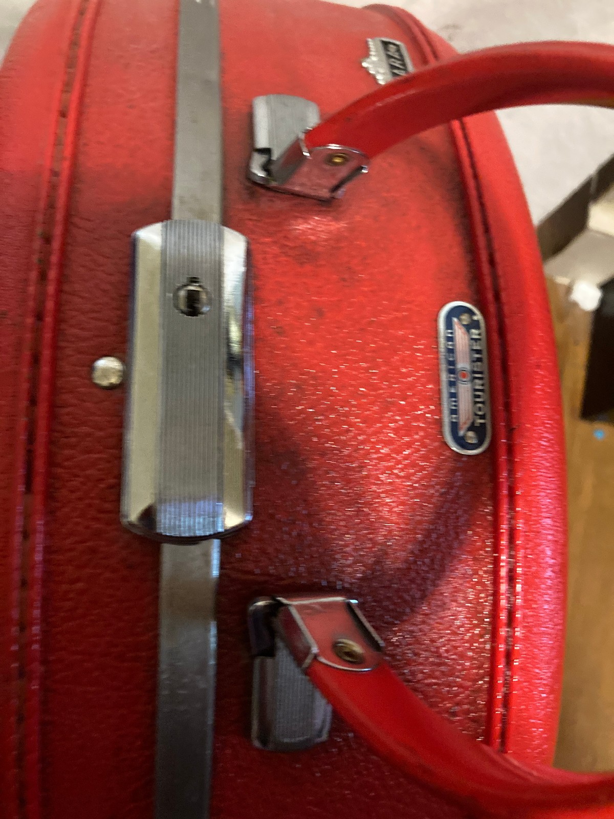 Vintage American Tourister Tiara Round Hat Box Luggage 20″ Suitcase Red Case