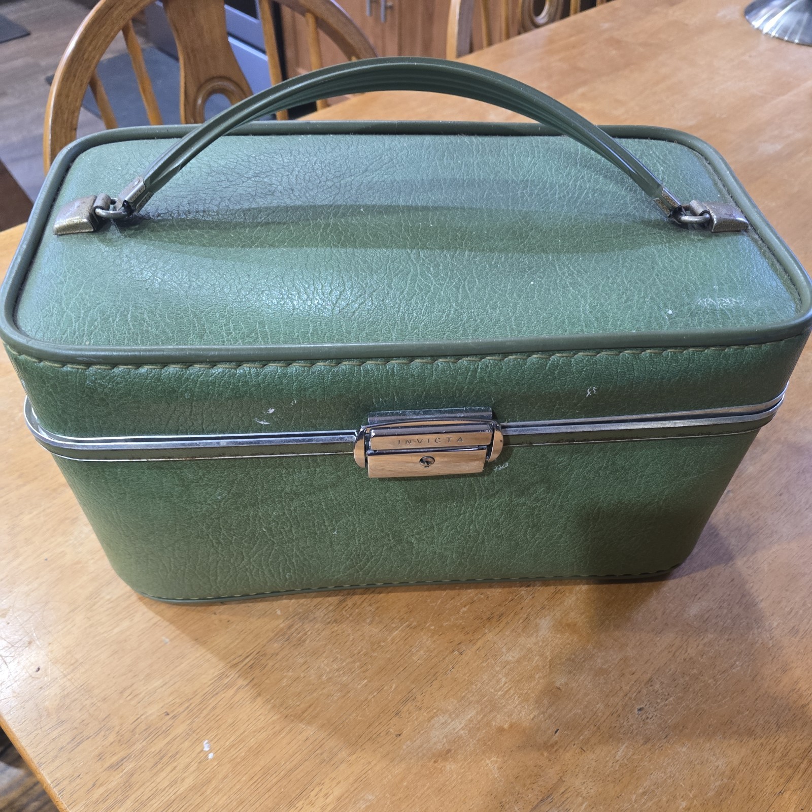 Vintage 1950s blue Invicta makeup case complete with mirror!