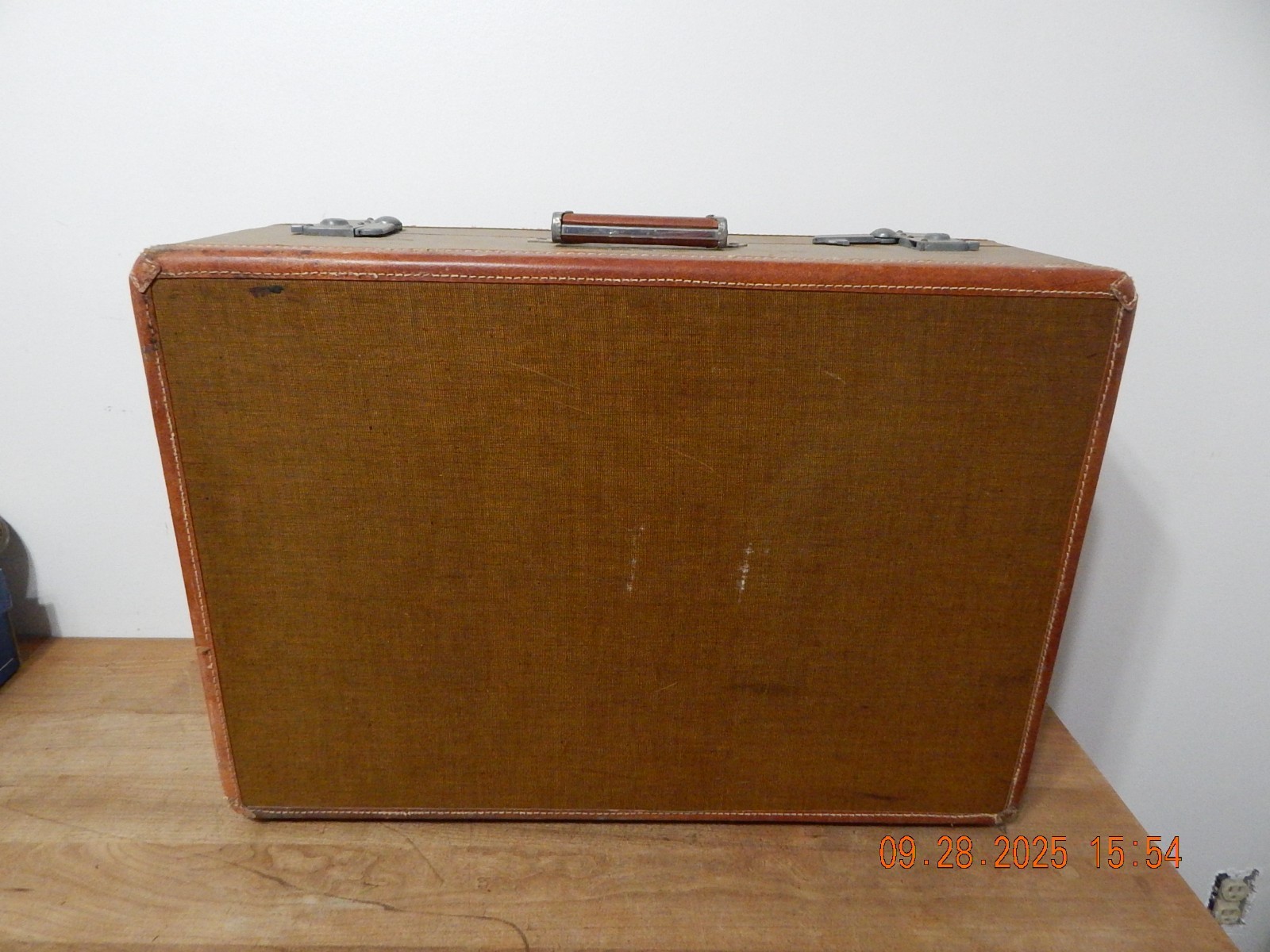 Wheary Luggage Vintage Tweed Exterior Gold Color Suitcase 26″X18″9″