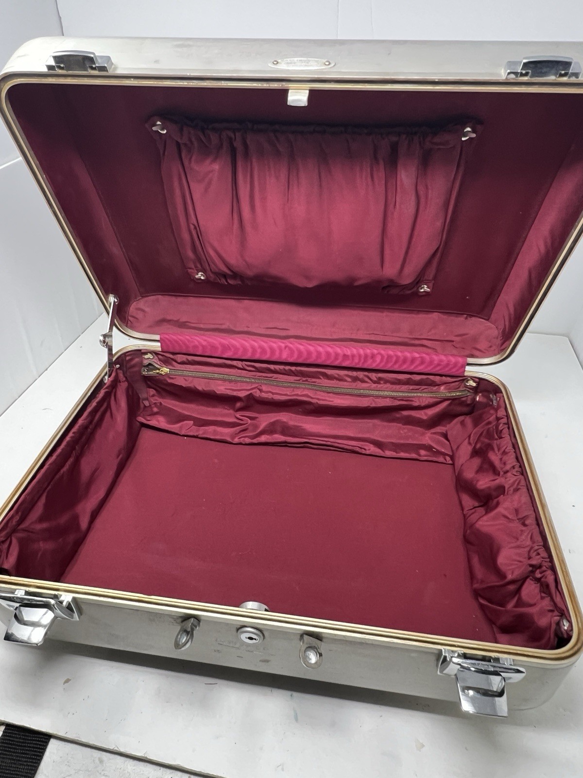 Halliburton Aluminum Travel Suitcase 18″ x 13″ x 6″ Missing Handle No Key