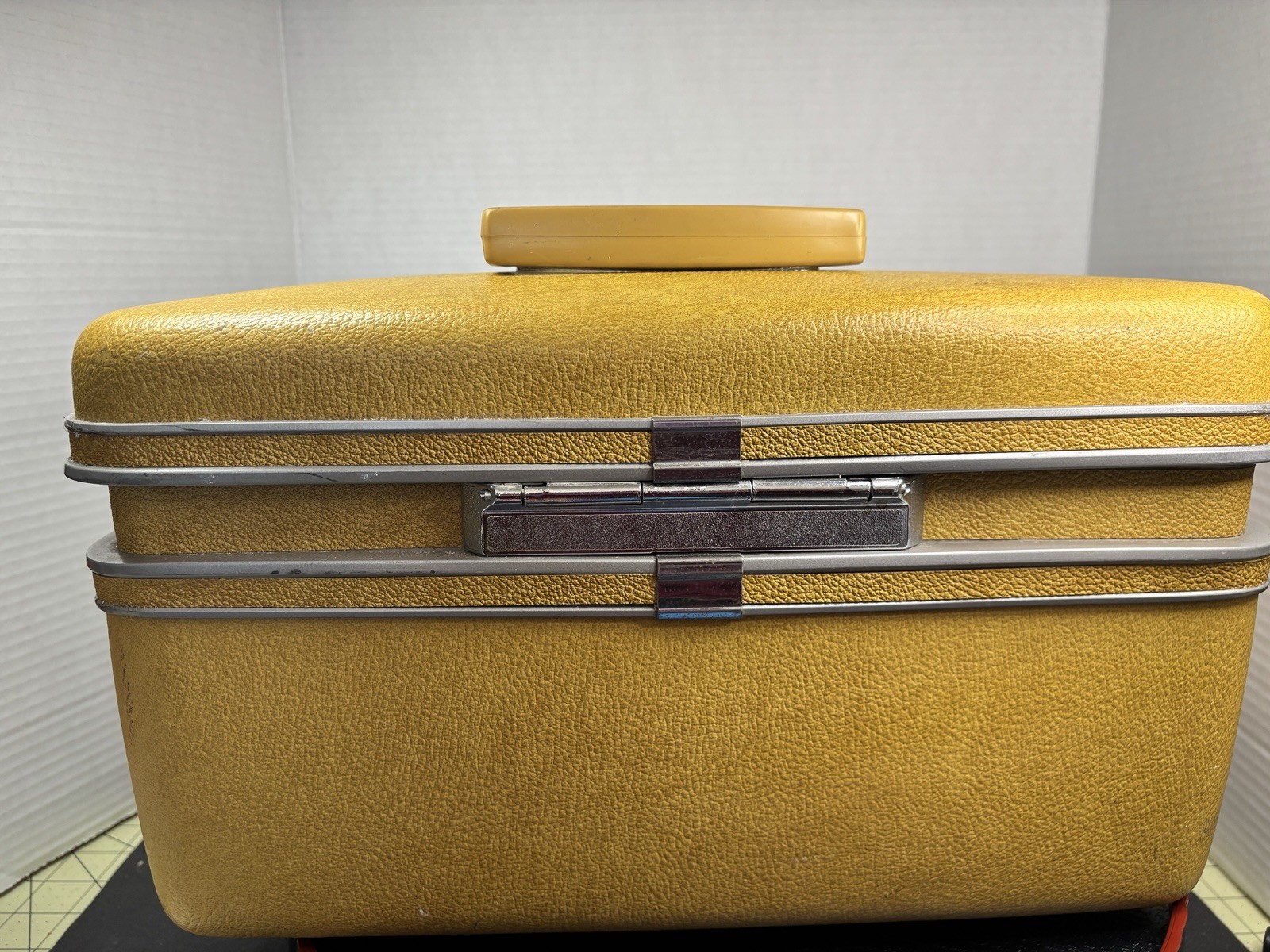 Vintage Mustard Samsonite Sears Courier Train Case Still Have The Key!