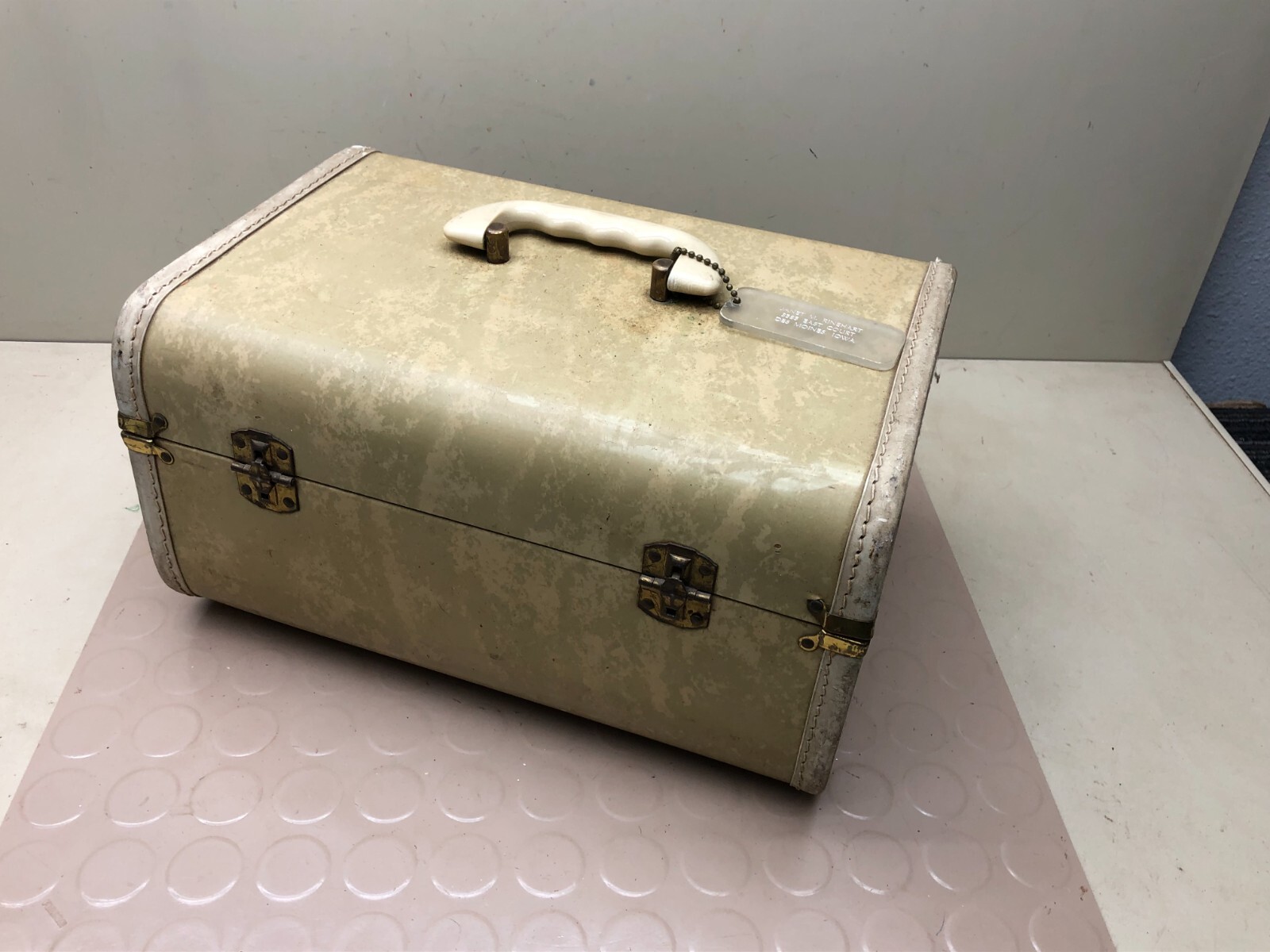 Maximillian Vintage Suitcase Hardshell Train Case Travel No Lock key a