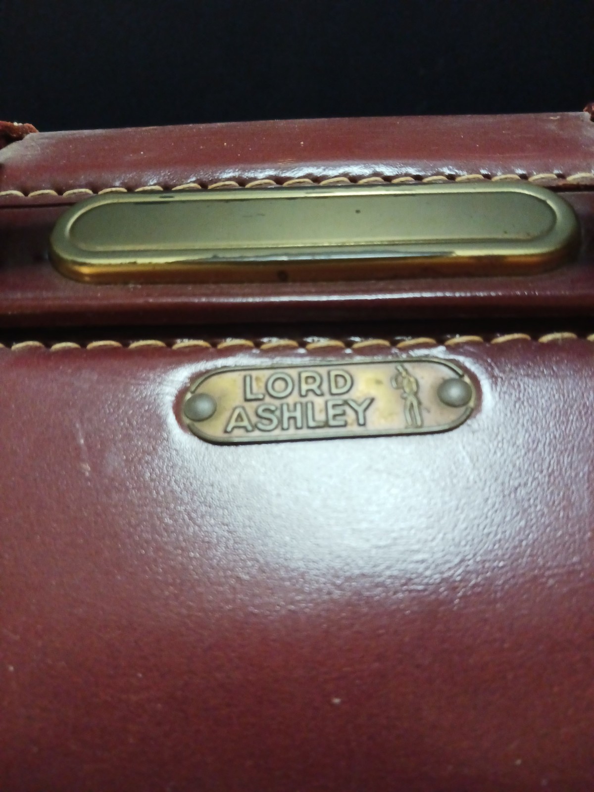 Lord Ashley Luggage Leather Large Compartments H 18” X W 21” X D 6 1/2″ 2 Keys