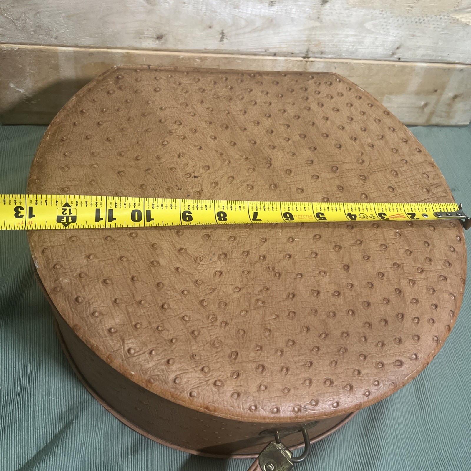 Vintage 1960’S Round Vanity Make-Up Travel Case Ostrich Leather Vinyl Barbie