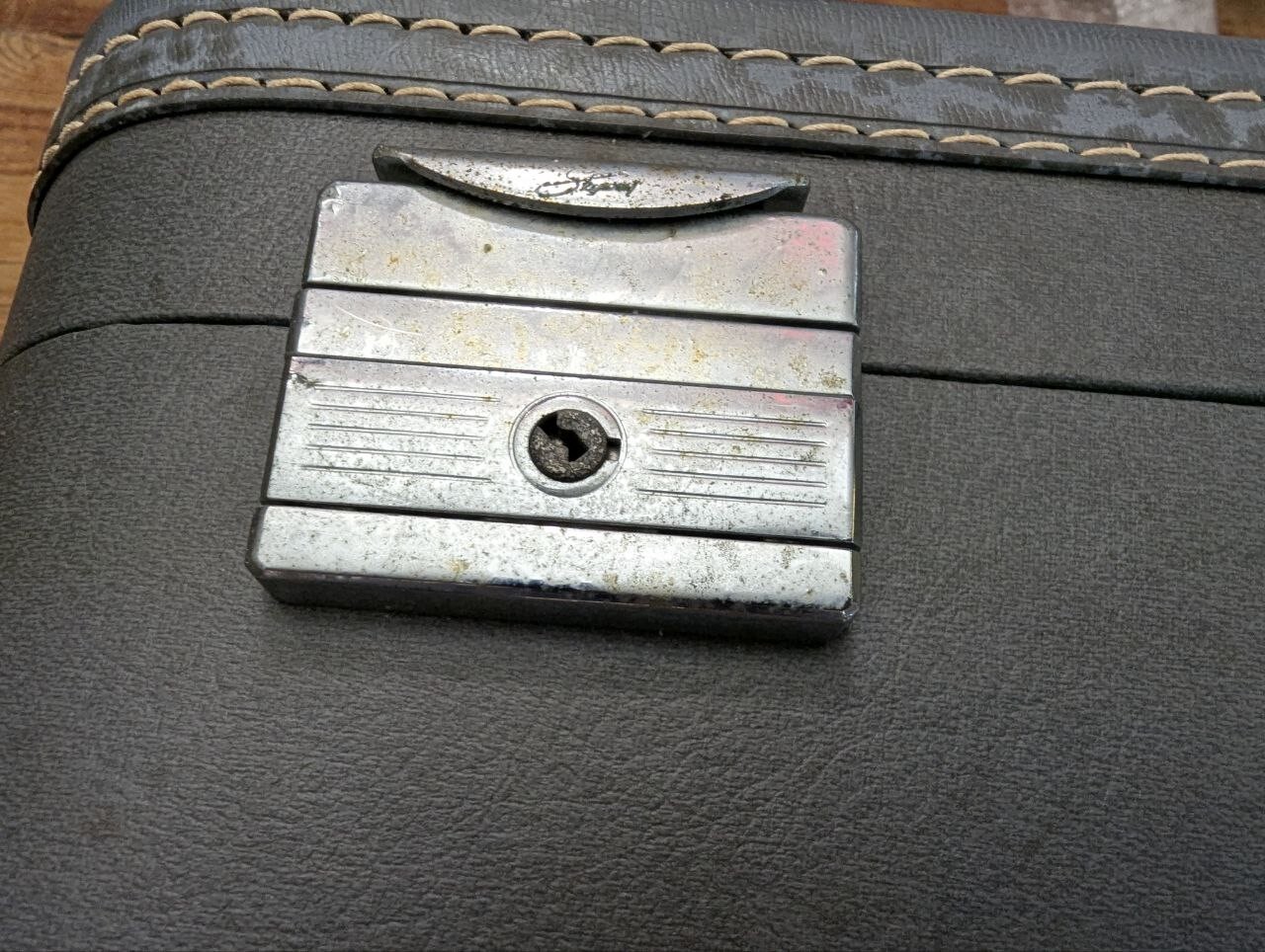 Vtg 1950s Skyway Overnight Suitcase 24 x 16.5 Dark Gray Monogram Satin Lined AN