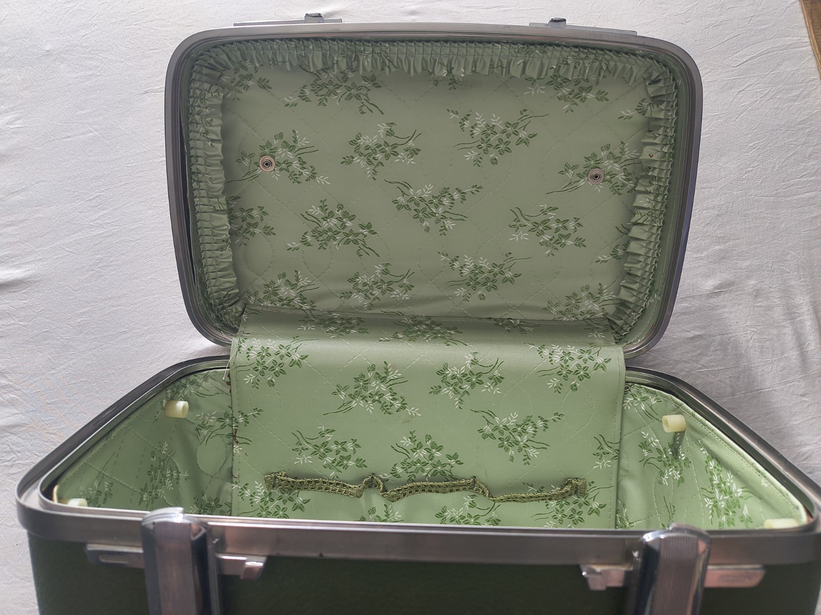 Vtg 1970s Tiara Vanity Train Case American Luggage Avocado Green