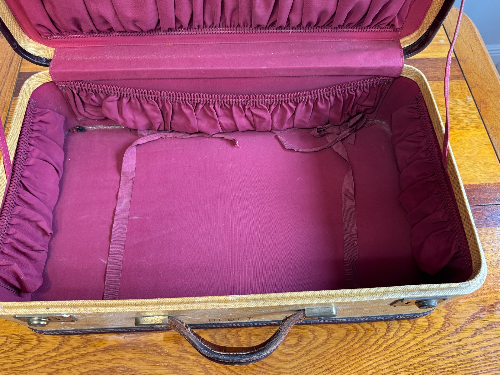 AMELIA EARHART LUGGAGE SUITCASE WITH KEYS FOR LOCKS – 24×14.5″ -TRAVEL -AIRPLANE