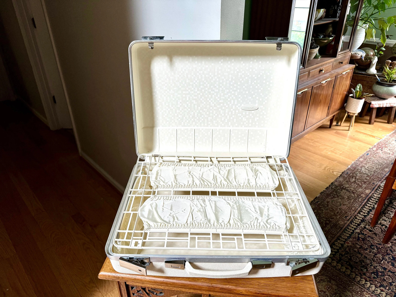 Vtg White Sears Forecast Suitcase | Hardshell Sears Forecast Suitcase