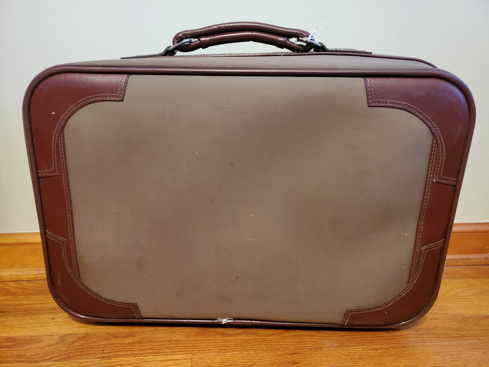 ***Vintage Skyway LIghtweight Carry-on Luggage Tan with Burgundy Trim