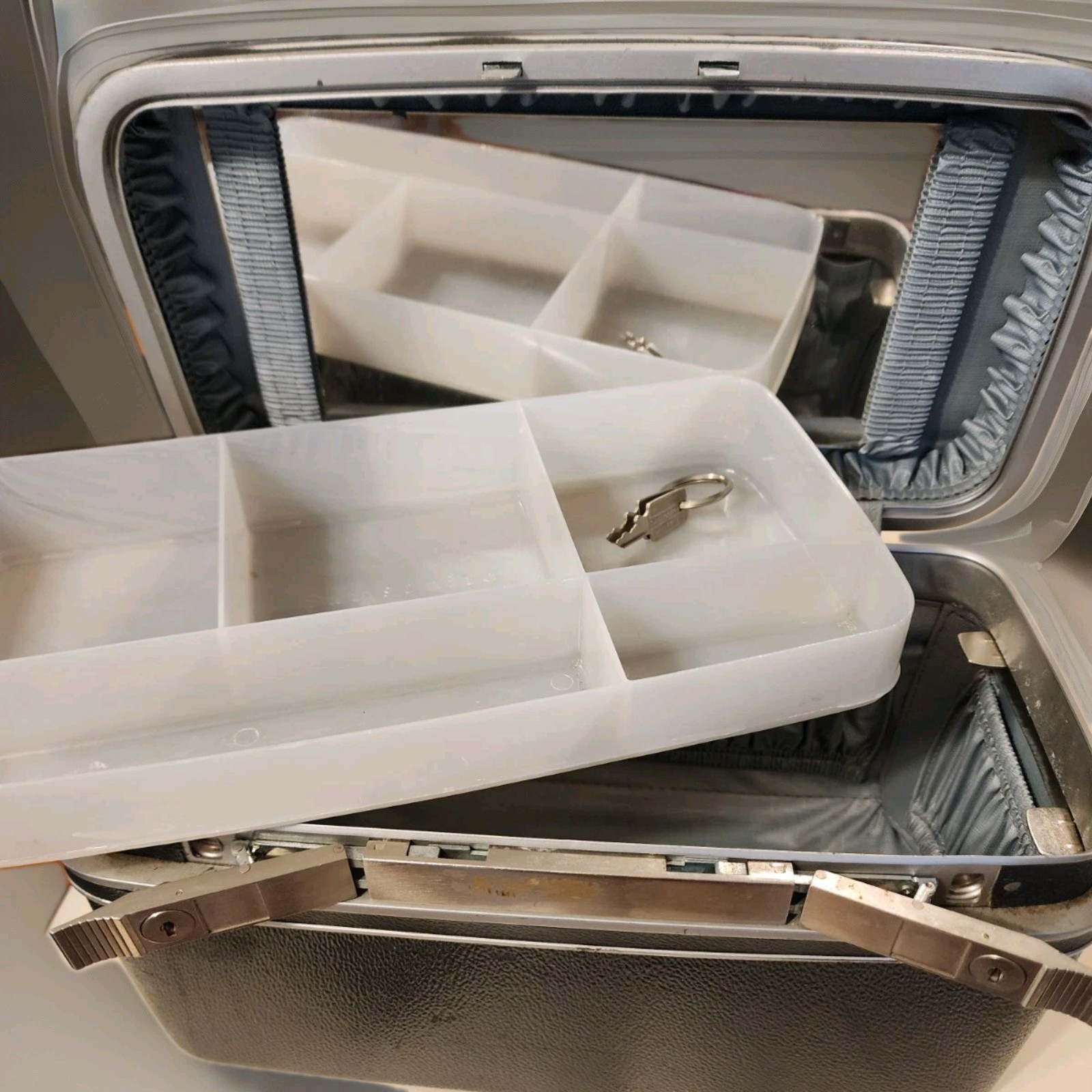 Vtg 1960s Samsonite Silhouette Gray Hard-Shell Vanity Train Case Orig Keys Tray