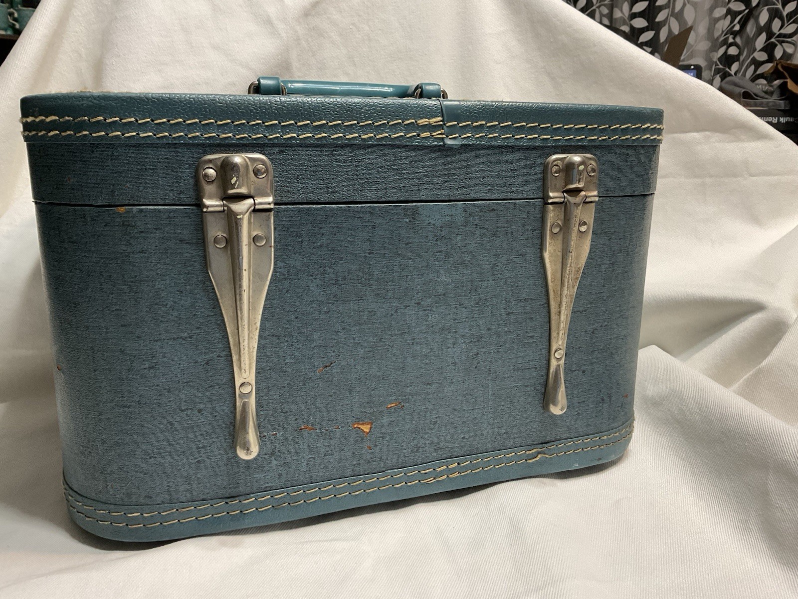 Vintage Hard Shell Blue Overnight Train Makeup/Storage Case no key