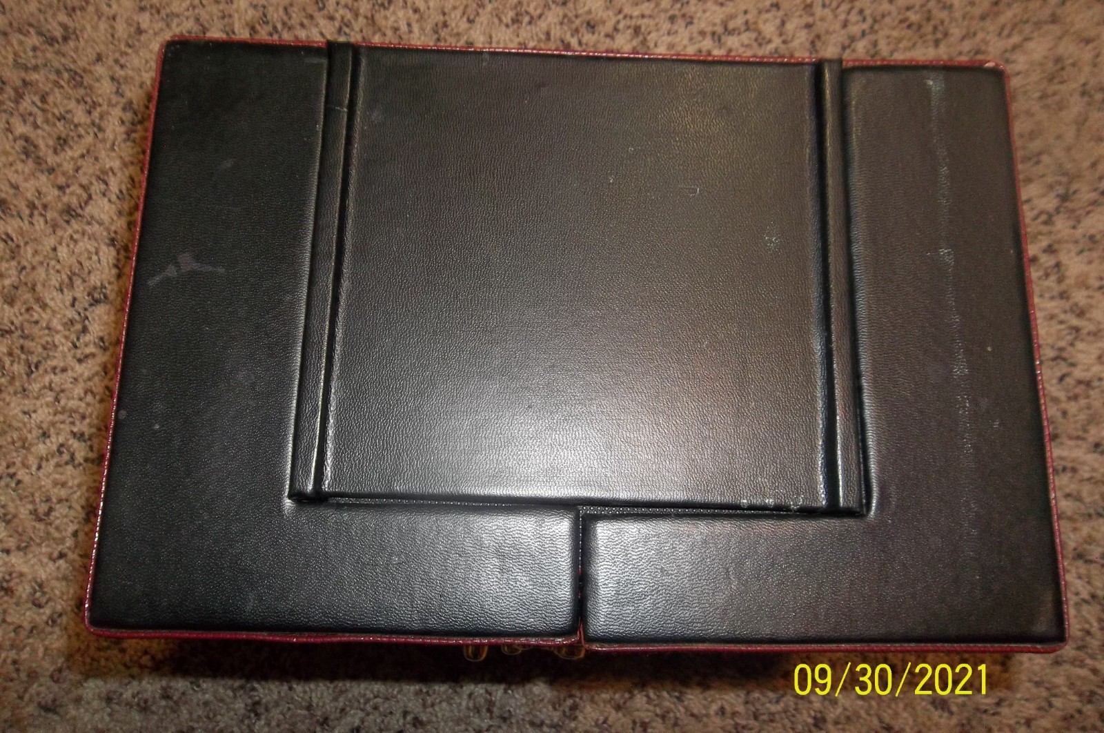 New Vintage Hard Case Folding Cosmetic Vanity Case. Approx 8″ x 10″ x 7″.