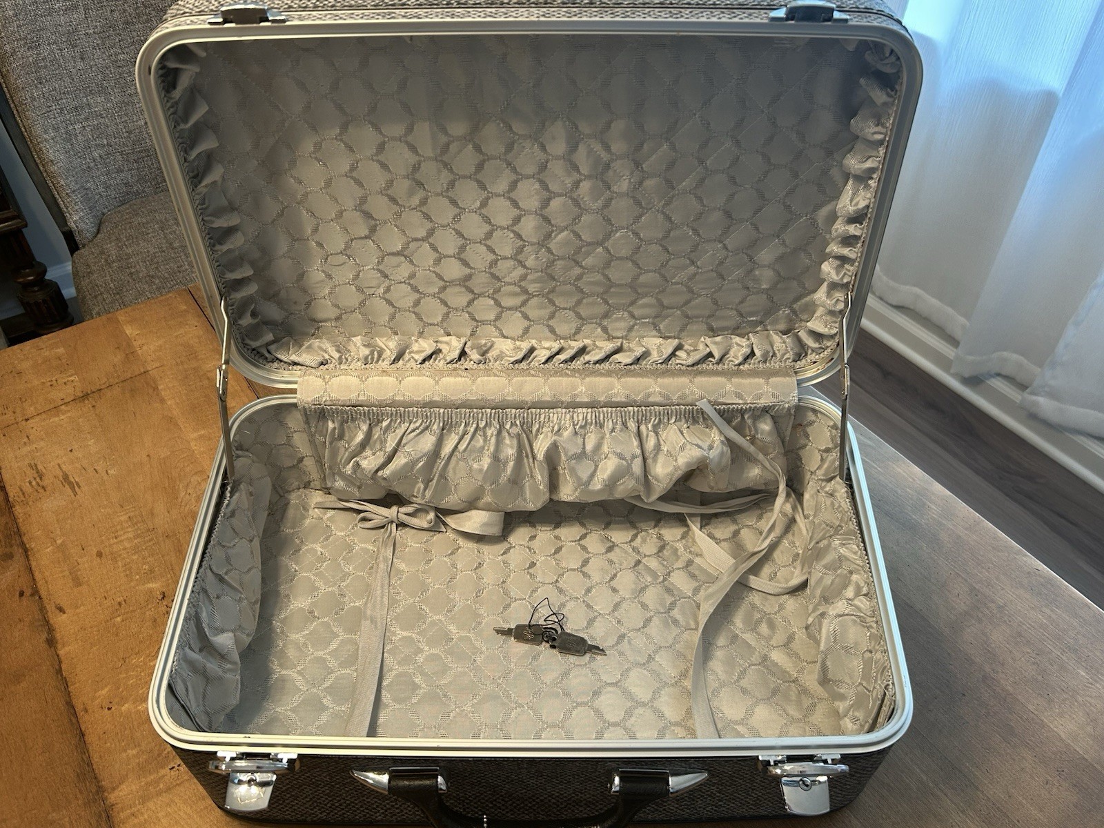 Lady Baltimore Suitcase with keys