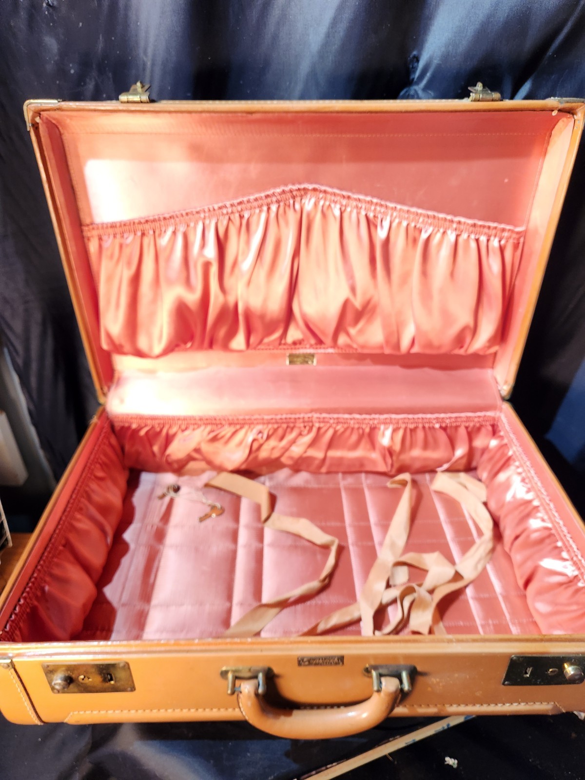 Vintage Superlite Top Grain Cowhide Suitcase 21″L x 13″H x 6″W with Keys