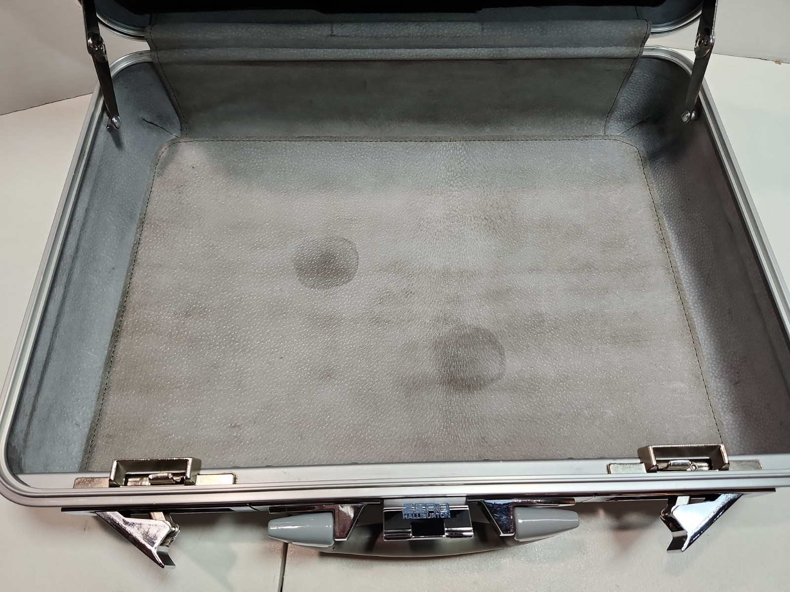 Zero Halliburton Locking Silver Aluminum Attache Case Briefcase – 1980’s – Used