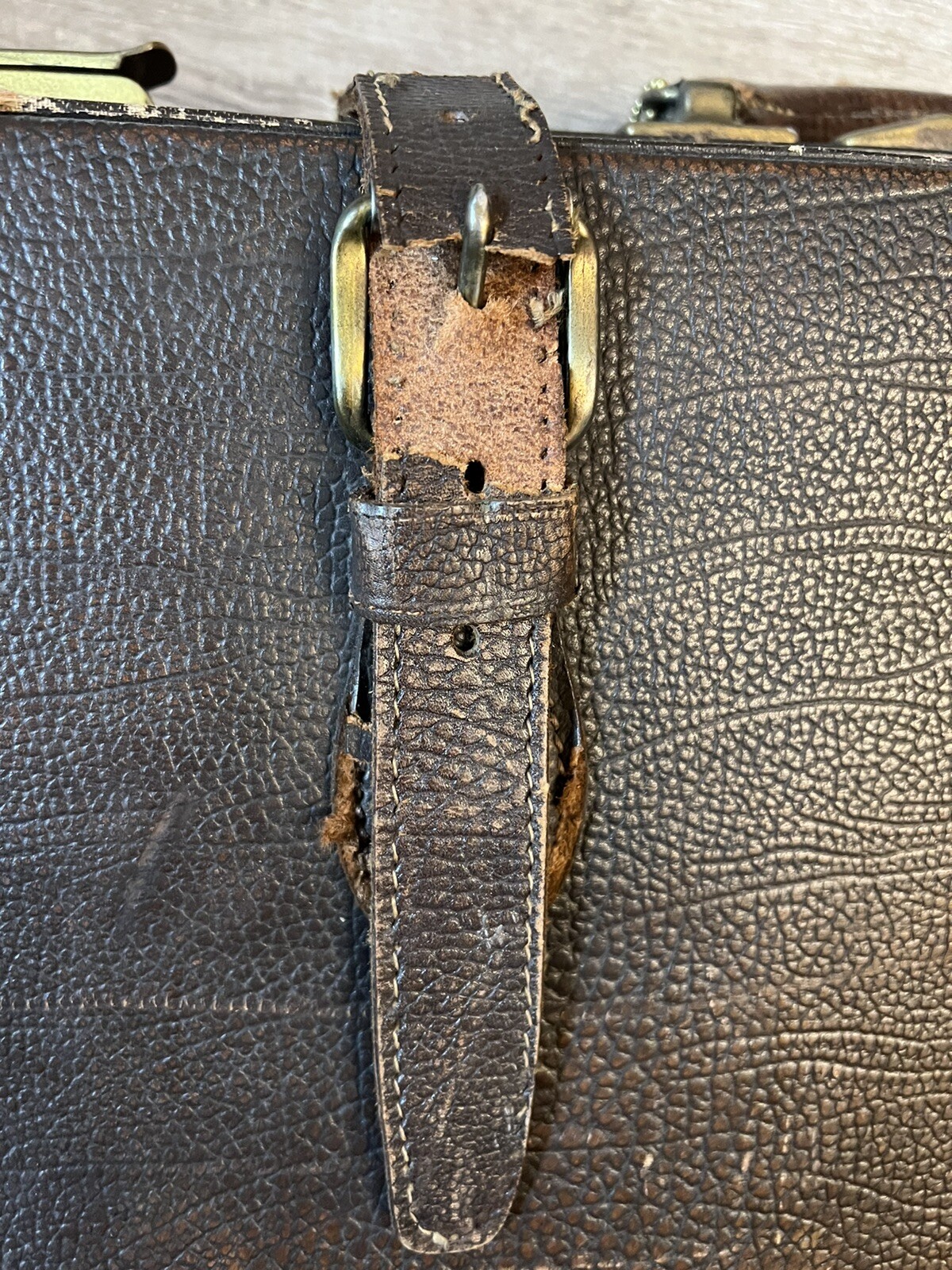 1930’s Leather Gladstone Suitcase Bag Brass Buckles Straps Long Wear 24″ Vintage