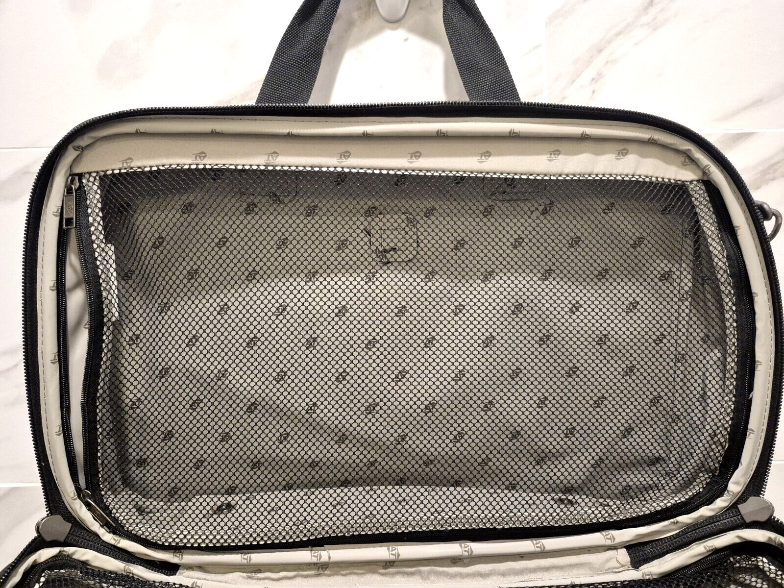 Vtg American Tourister Black Triumph Carry On Bag Padded Shoulder Strap 18x12x8